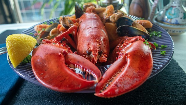 How to eat a lobster